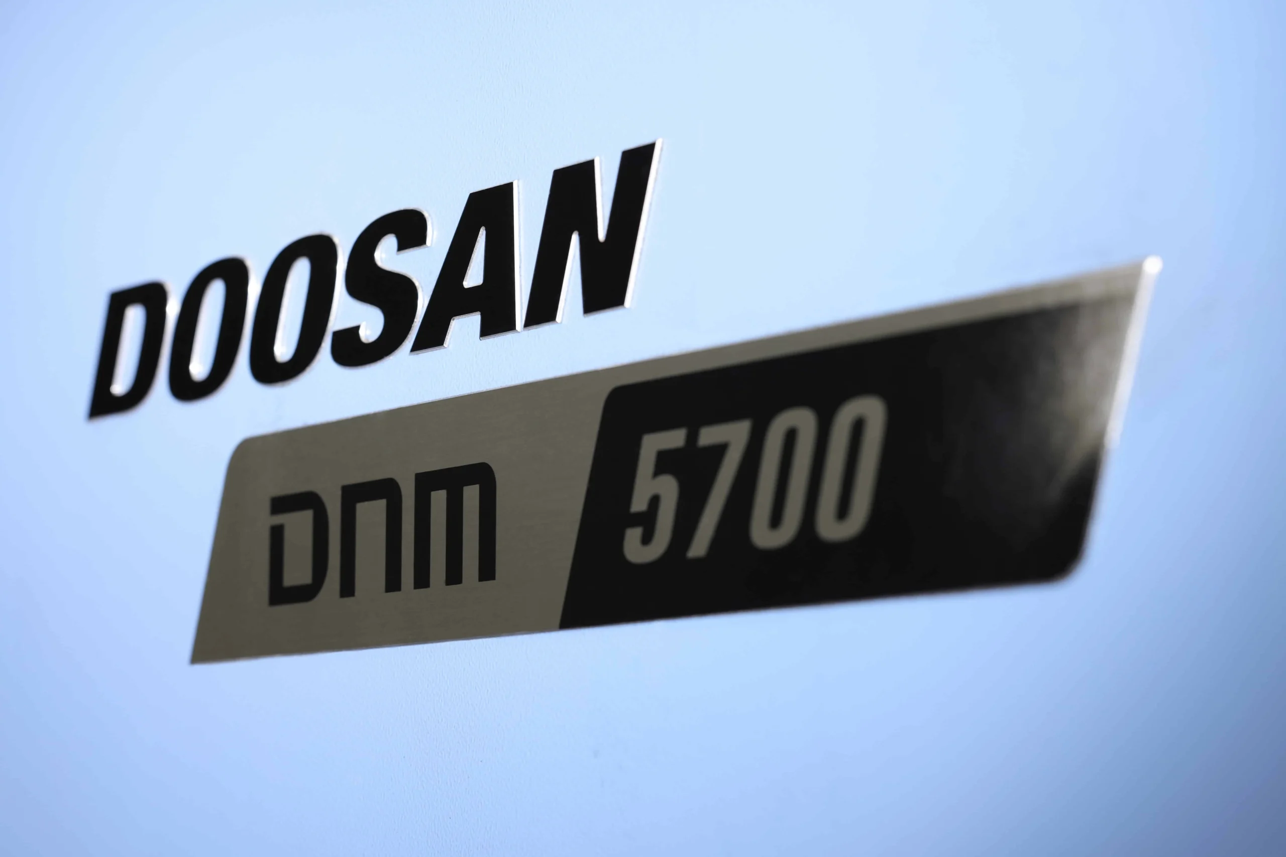 Doosan 5700 DNM logo